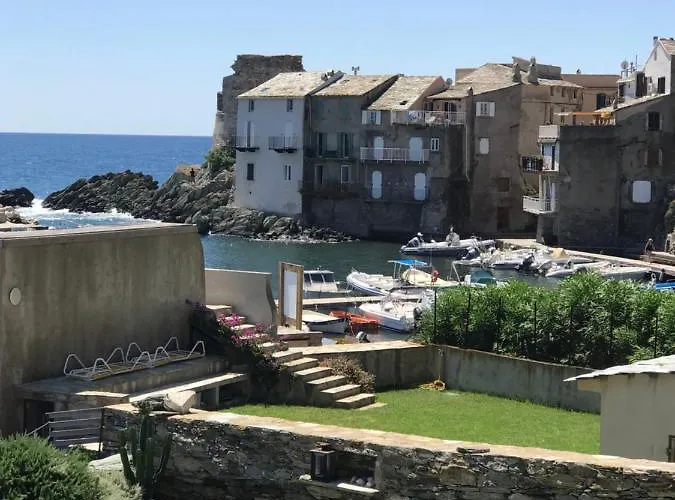 Pied Dans L'eau Cap Corse Erbalunga Brando